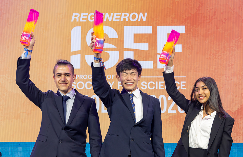 2026 Regeneron ISEF 三位最高奖获得者举起官方奖杯